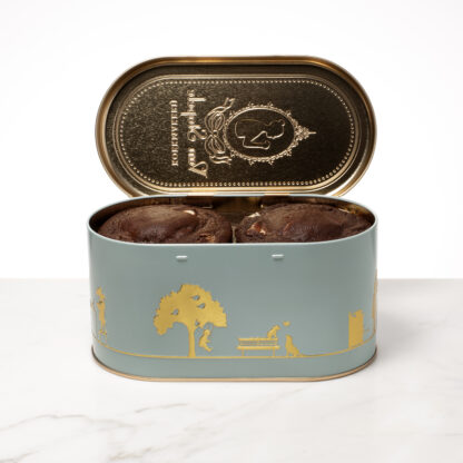 Cookie tin with 6 cookies
